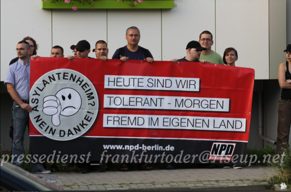 Propaganda NPD. Schmidtke a l'esquerra i Fank a la dreta de la pancarta. Foto: PDFO